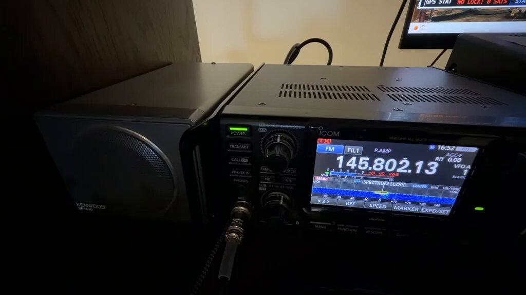 Rádio sintonizado em 145,802 MHz, na banda dos satélites