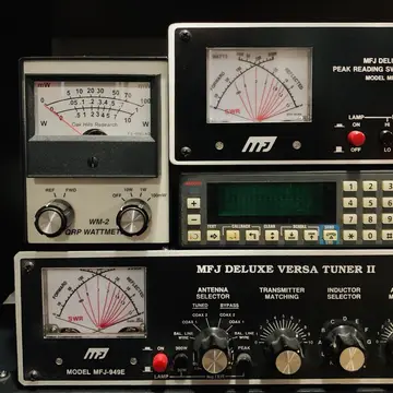 Some hardware on the substitute bench #hamradio #radioequipment