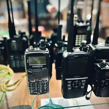They seems pretty comfortable. Two other siblings on duty #hamradio #gearacquisitionsyndrome
