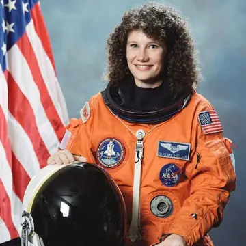 What happens when you offer a box of chocolates to an astronaut? Susan Helms @ ISS #hamradio #amsat @ARISS_Intl …